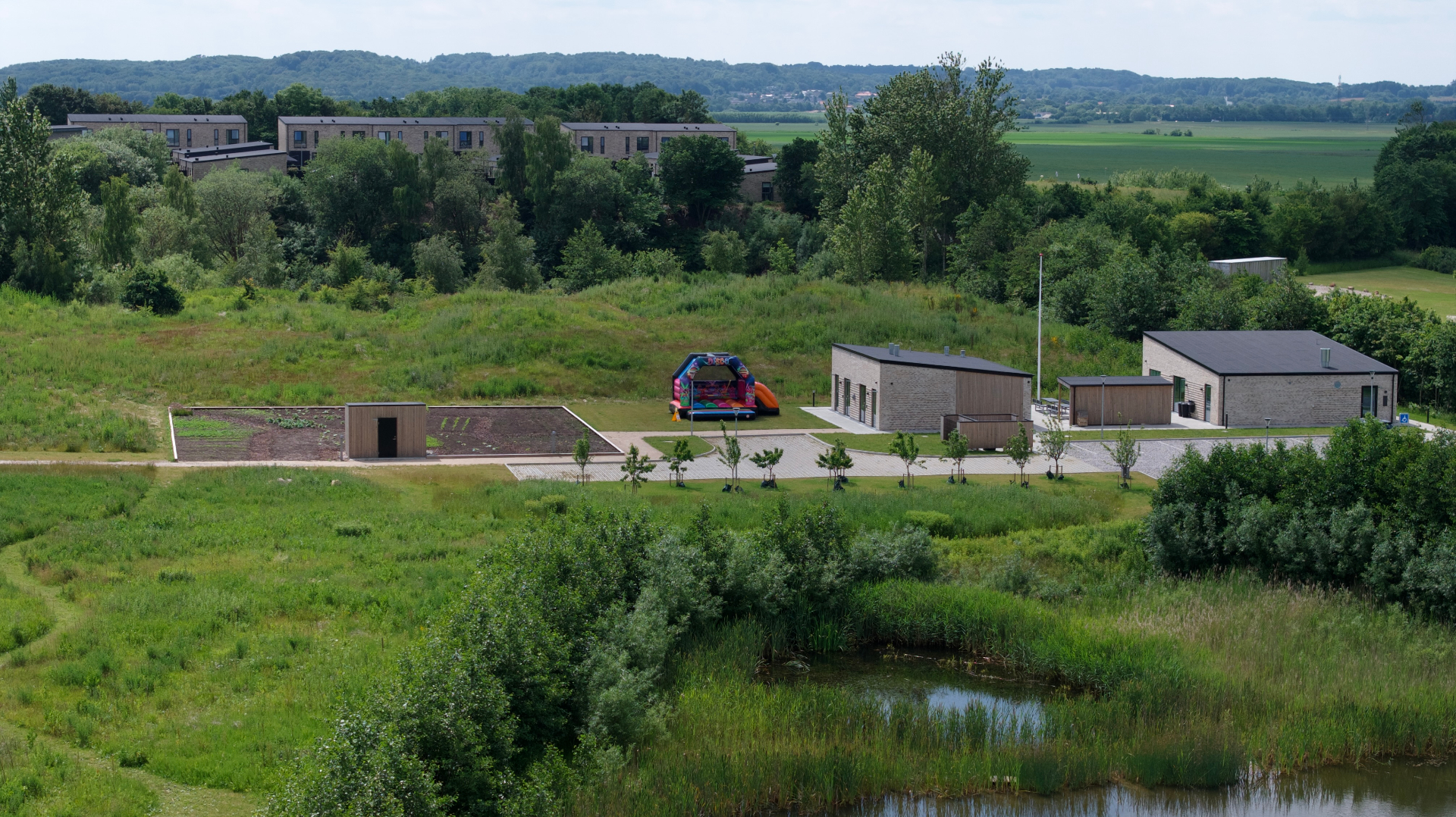 Luftfoto af Klarup Søpark fælleshus og området